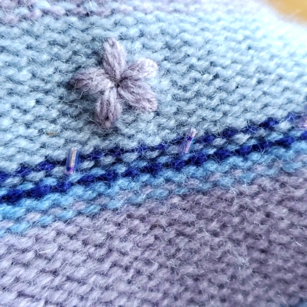 Vintage Ann Taylor Fair Isle Lavander Wool Sweater Embroidered Beaded Si… - Picture 11 of 12